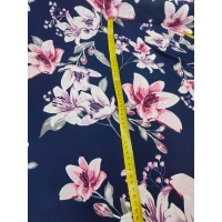 Granatowa elastyczna dzianina Jersey - białe i różowe lilie